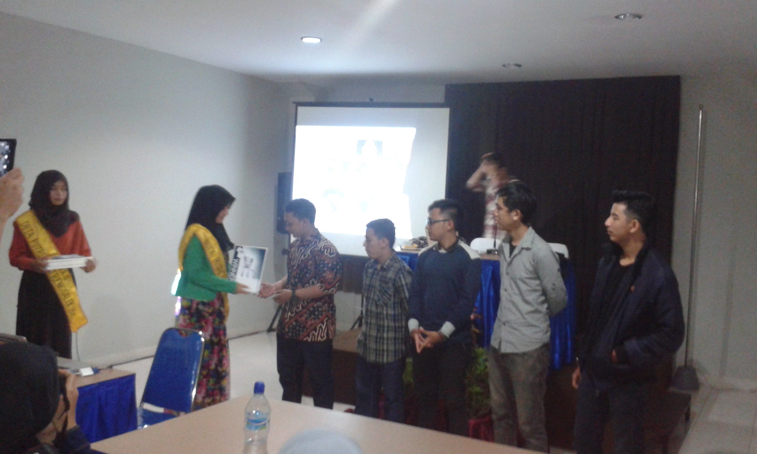 Dosen Seni dan Desain UM Menjuarai T-Shirt Design Competition di Trenggalek