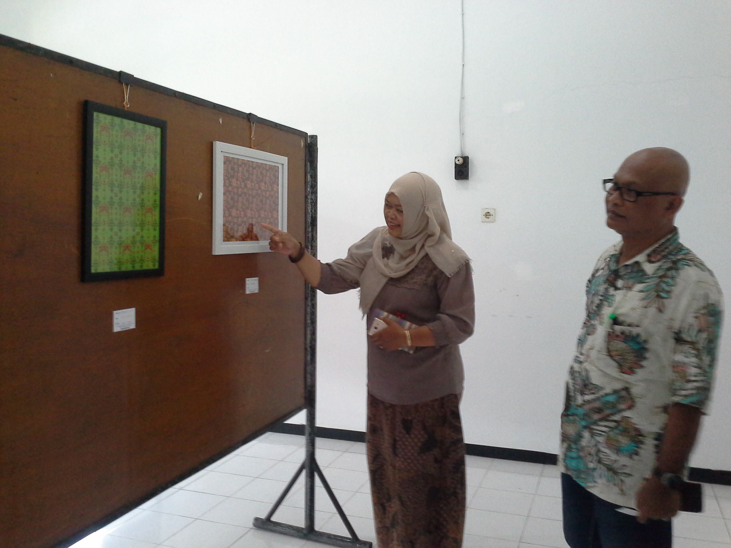 Kurasi Karya Desain Batik Mahasiswa Desain Komunikasi Visual