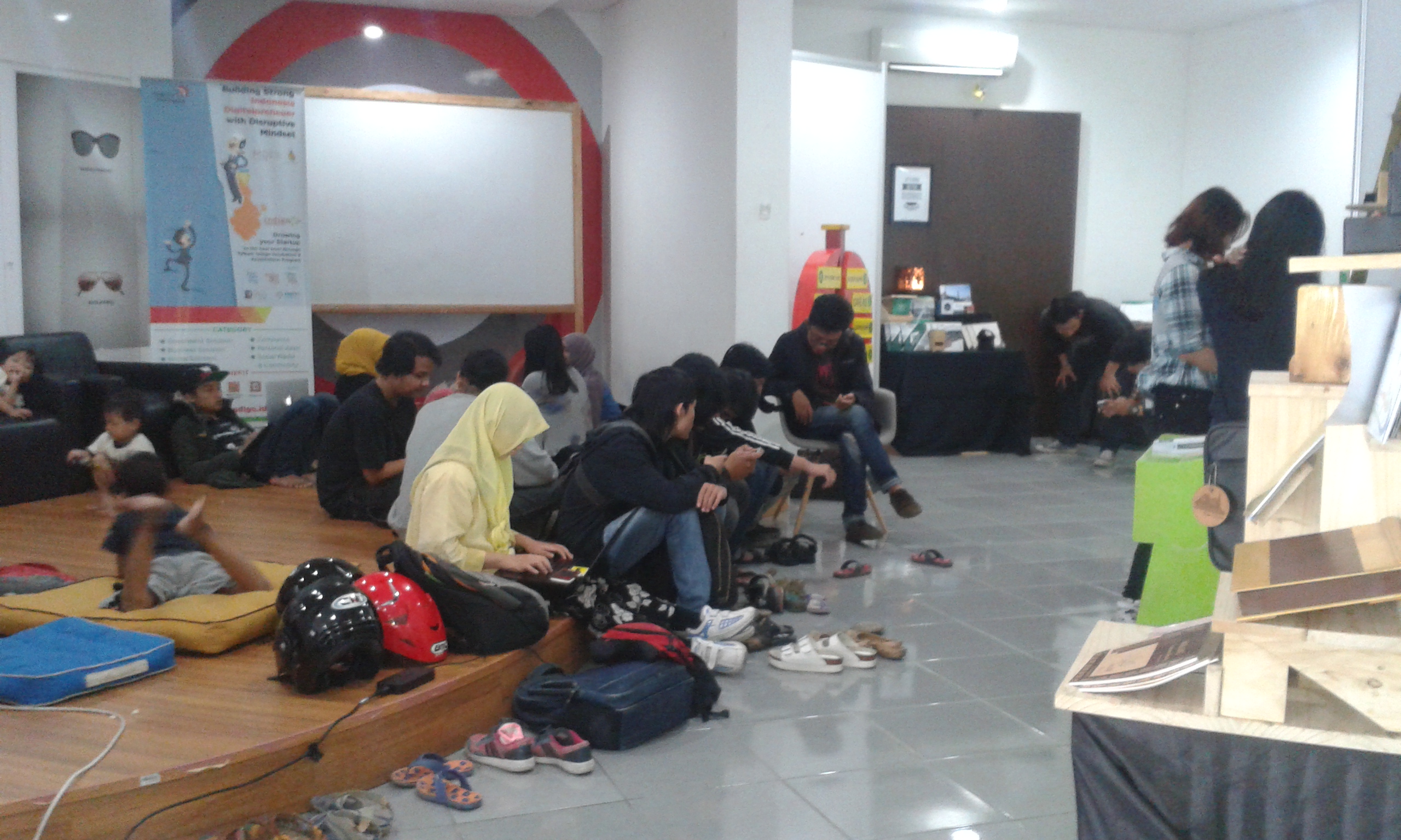 Mahasiswa Seni dan Desain UM Menyelenggarakan Pameran Karya Desain di Digital Longue Malang