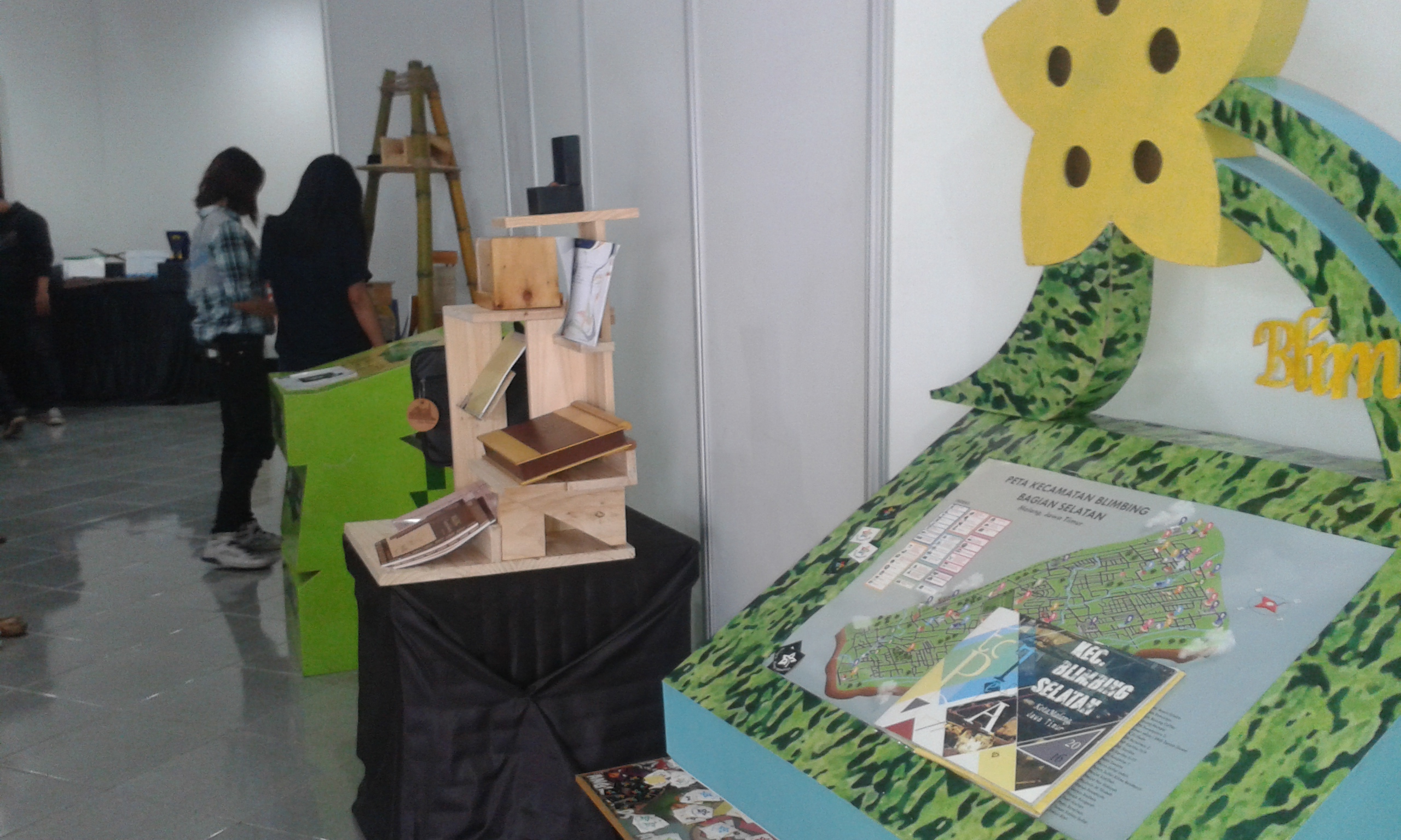 Produk Kreatif Mahasiswa Desain Komunikasi Visual UM dalam Pameran DESIGNHOLIC