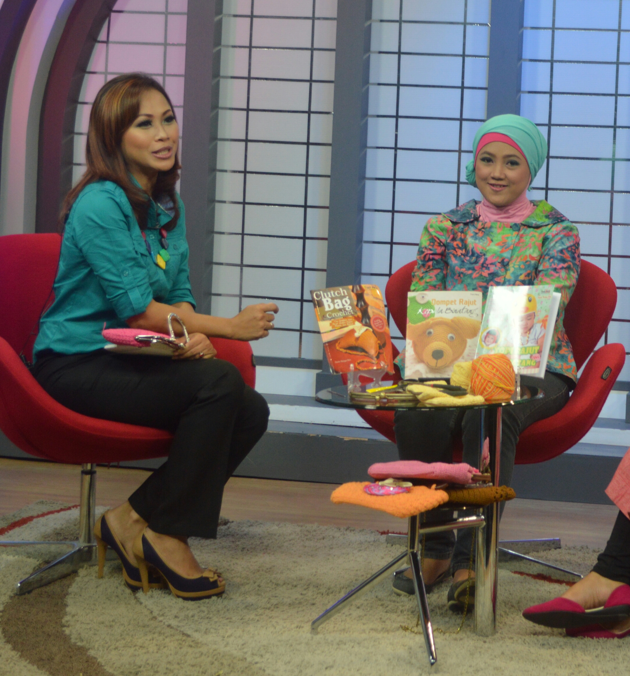 Bedah Buku Seri Merajut di Kompas TV Jatim