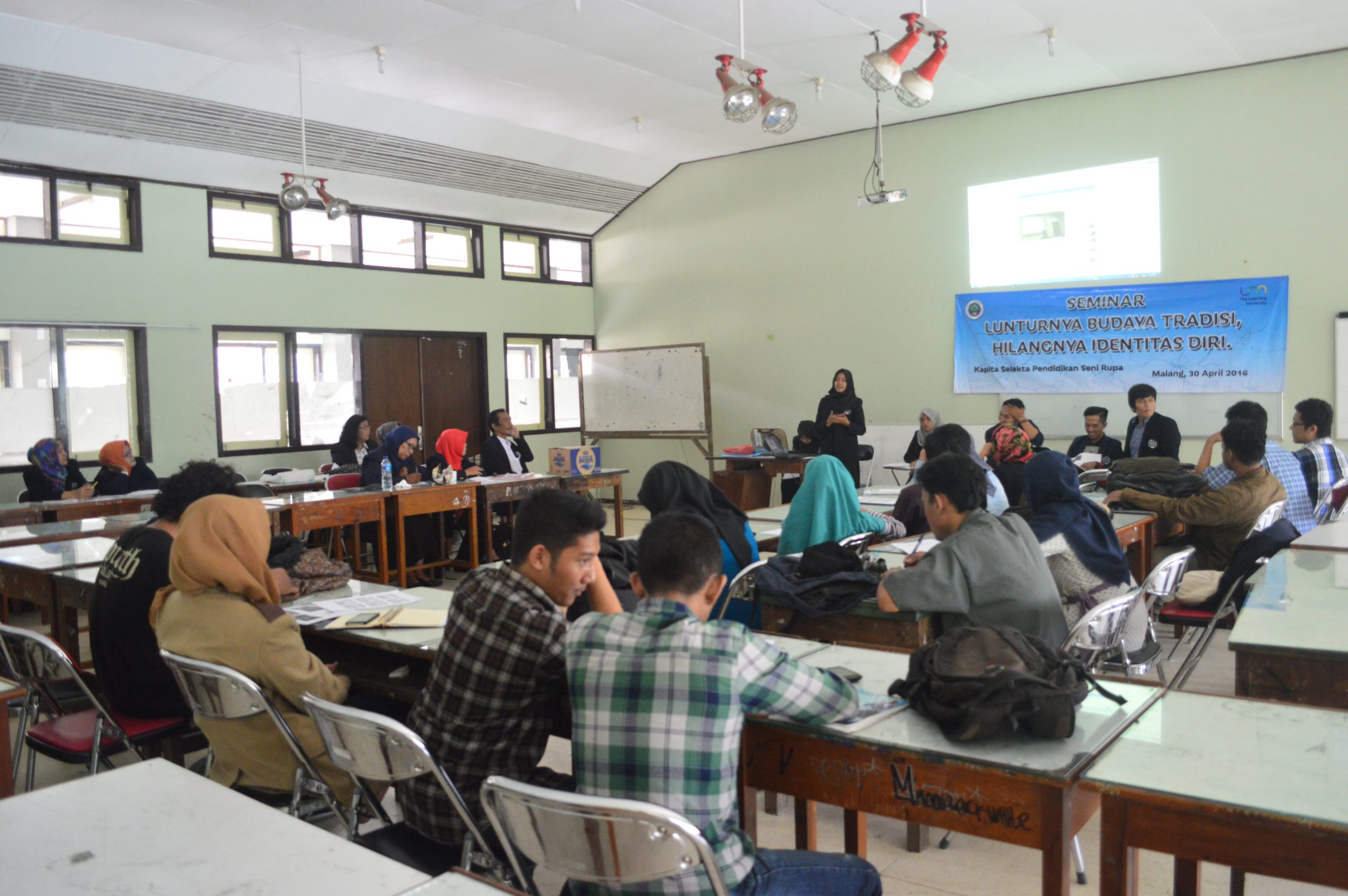 Guru berkolaborasi dengan Calon Guru untuk Melestarikan Budaya Tradisi