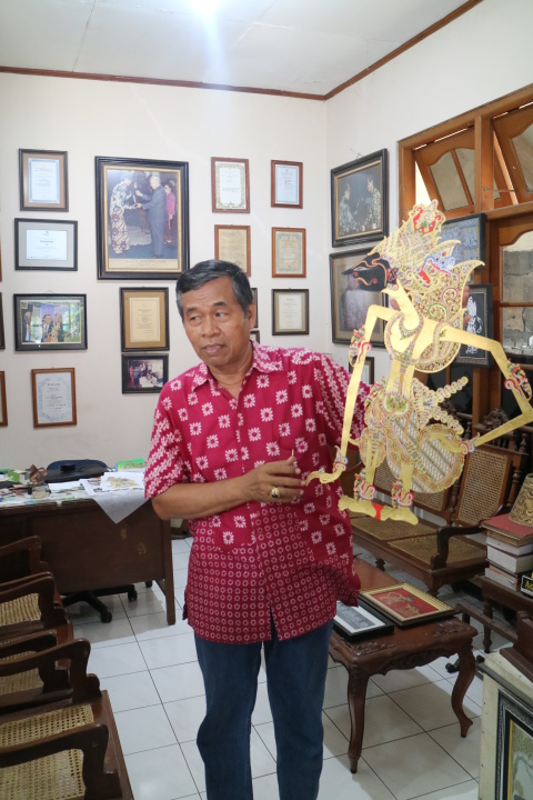 Mahasiswa Pendidikan Seni Rupa Bercengkrama dengan Wayang Purwo Pak Sagiyo