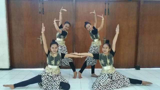 Ujian mata kuliah teknik tari non tradisi mahasiswa PSTM (pendidikan Seni tari dan Musik) angkatan 2015
