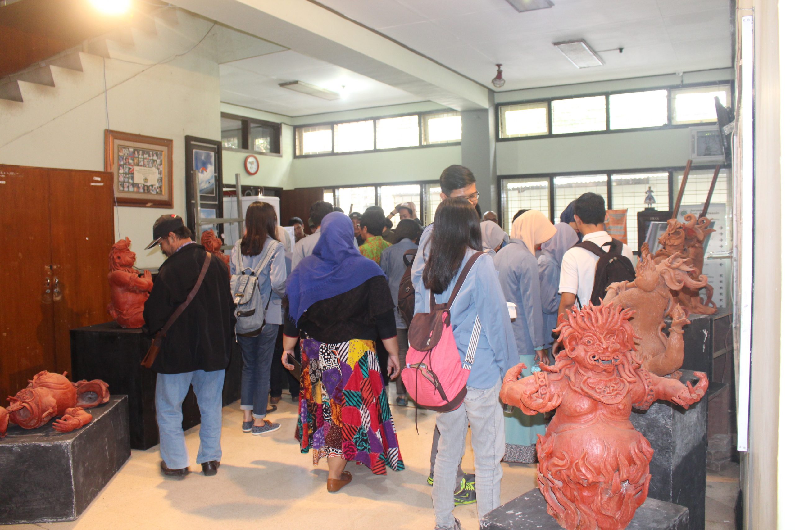 Mahasiswa Jurusan Kriya ISI Yogyakarta Kunjungi Ruang Pamer Jurusan Seni dan Desain UM