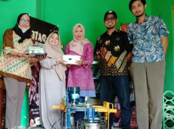 Dosen FS Tingkatkan Nilai Jual Produk Industri Rumah Tangga Kefir  Aneka Rasa Di Kecamatan Purworejo Kota Pasuruan