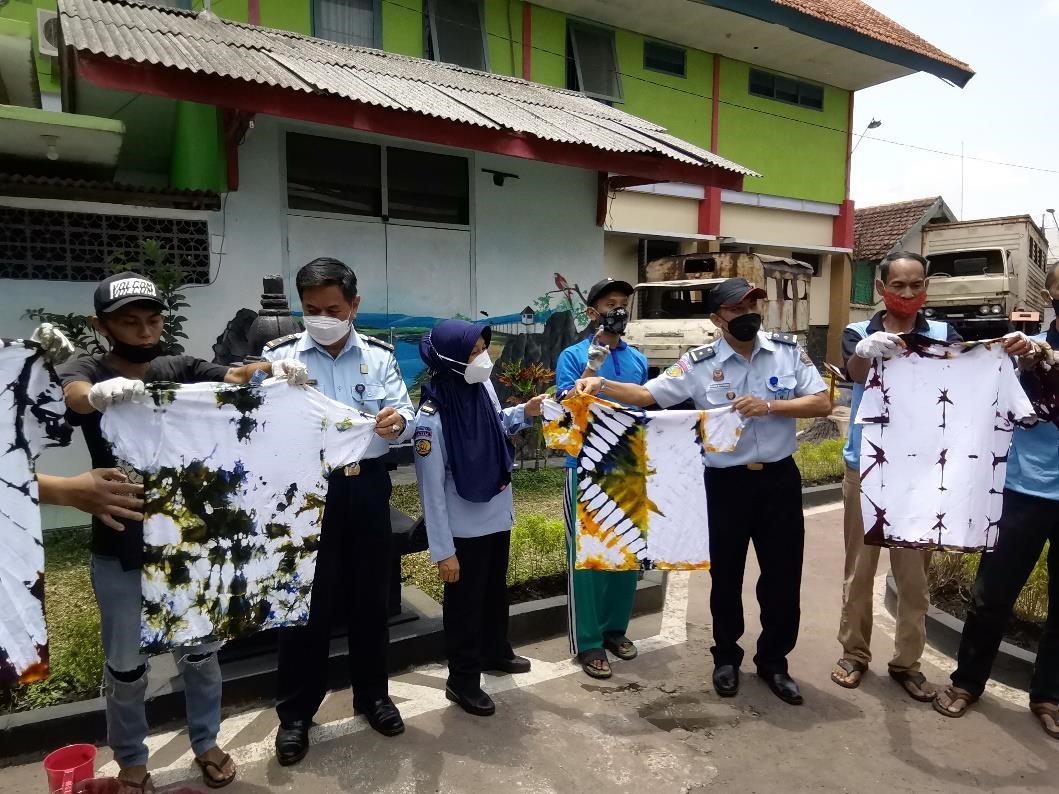 Dosen DSD Adakan Pelatihan Pembuatan Batik Shibori Untuk Meningkatkan Kreativitas Warga Binaan Lapas Kelas 1 Malang Di Masa Pandemi Covid-19