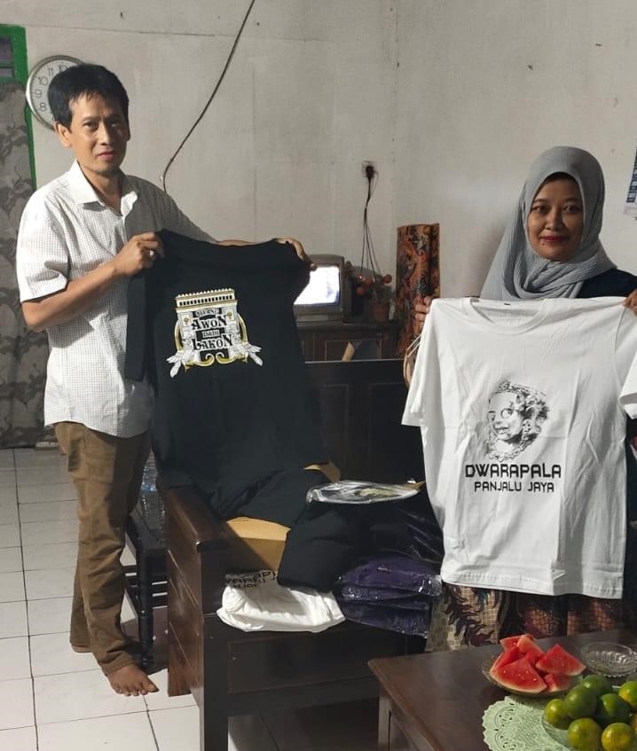 Digitalisasi Keragaman Produk Berbasis Kearifan Lokal untuk Meningkatkan Daya Saing di Masa Pandemi pada UKM Akang Sablon Berbasis Warga di Desa Gurah, Kecamatan Gurah, Kabupaten Kediri, Jawa Timur