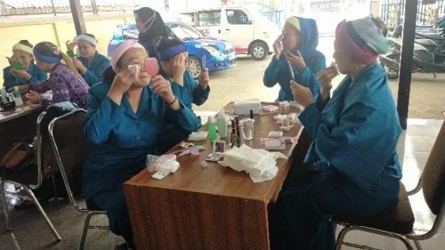 Edukreatif Make-Up Sebagai Media Peningkatan Life Skill Perempuan (PKK) Desa Pandanajeng Kecamatan Tumpang