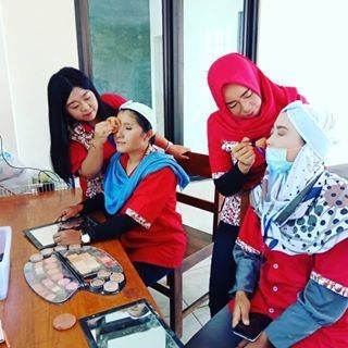 Pelatihan Tata Rias pada Komunitas Masyarakat Pengembang Kostum Carnival sebagai Salah Satu Usaha Mikro dan Kecil Menengah (UMKM) Unggulan Bidang Seni Pertunjukkan di Desa Ronggo Kecamatan Tajinan
