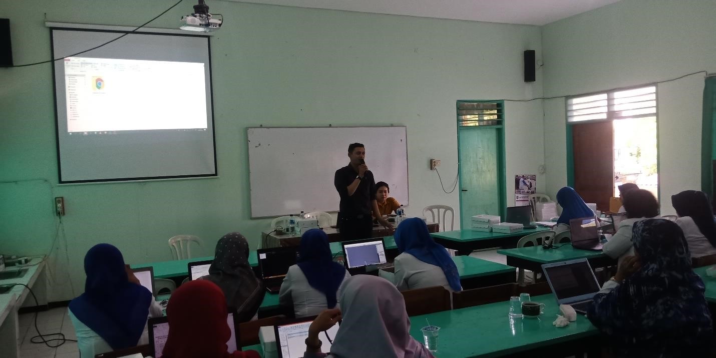 IPTEKS BAGI GURU MGMP SENI BUDAYA KABUPATEN MALANG DALAM  MENGEMBANGKAN DIGITAL PATTERN MOTIF BATIK BERBASIS KARAKTER DAN KEARIFAN LOKAL UNTUK MENGHADAPI REVOLUSI INDUSTRI 4.0.