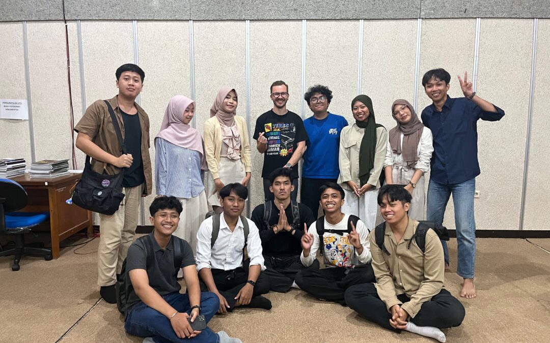 Mahasiswa Pendidikan Seni Rupa Belajar Boardgame Design Bersama Ahli untuk meningkatkan pengalaman visual dan estetik dalam media pembelajaran