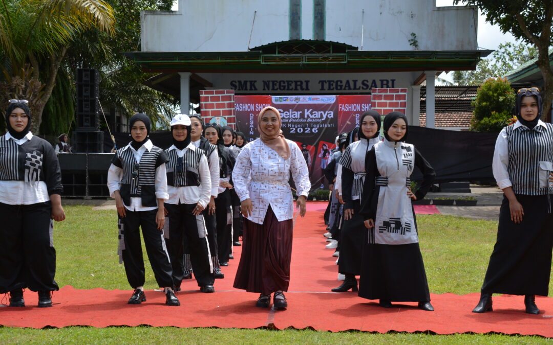 Integrasi Multi-SDGs: Mahasiswa Asistensi Mengajar Prodi S1 Pendidikan Seni Rupa, Universitas Negeri Malang Sukseskan Gelar Karya Busana Hari Kartini di SMKN 1 Tegalsari